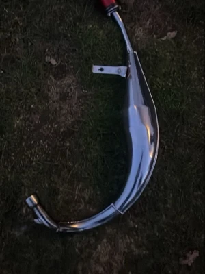 Voca chrome (am6) - Säljer ett voca chrome underliggande trimrör till am6 motorer. Det finns en adapter till fästet på kröken som fås med och det är i toppenskick!