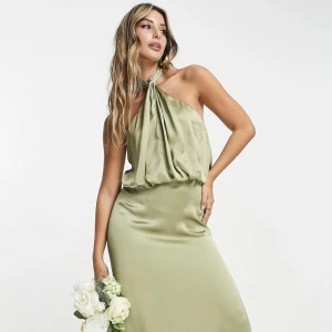 Grön satin klänning  - Grön satin klänning som kommer från asos. Endast använd en gång, lite slitning på baksidan från ett armband jag använt men syns knappt från håll. Ordinarie pris 1249kr 