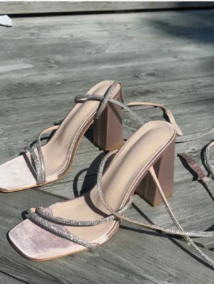 Balskor i champagne rosa  - Helt nya blaskor som jag köpte igår kväll men råkade köpa fel färg som inte passade min klänning, men jag råkade slänga kvittot så jag kan inte lämna tillbaka. Men dom är sjukt fina och helt nya🌸