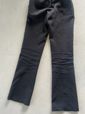 Svarta utsvängda leggings - Svarta leggings med utsvängda ben och resår i midjan. Mjukt och stretchigt material som sitter skönt. Perfekta för dig som gillar en enkel och stilren look med lite extra edge tack vare den utsvängda modellen.