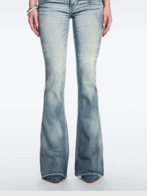 Ljusblå bootcut jeans med slitningar - Säljer ett par ljusblå bootcut jeans med snygga slitningar och tvättade detaljer. Jeansen har klassisk femficksmodell, normal midja och utsvängda ben. Perfekta för dig som gillar retrostil och vill ha ett par bekväma jeans med cool look.