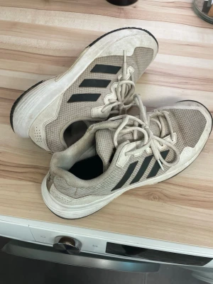 Adidas Gamecourt2 - Adidas Gamecourt2. Lite smutsiga men fullt fungerande, perfekta för utebruk med andra ord, till exempel utetennis. Storlek 43 1/3