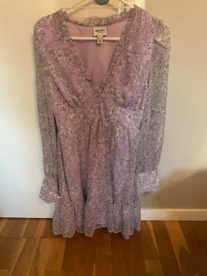 Sommar klänning - Hej! Säljer denna jättefina klänningen från Vero Moda då den blivit för liten. Den är i perfekt skick och endast använd ca två gånger.