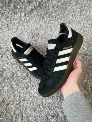 Adidas Spezial  - Säljer ett par sköna Adidas Spezial! | Använt men fint skick på skorna! Förekommer något tecken på användning som kan ses på bilderna! | Storlek 40 1/2. | Ställ gärna frågor innan du köper!