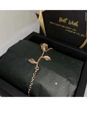 Rosformade armband i metall - Säljer två snygga armband med rosformad detalj, ett i guld och ett i silver. Båda har en tunn kedja och är tillverkade i metall. Paketpris: 279kr Styckpris:199kr