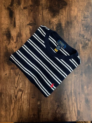 Polo Ralph Lauren Tröja(ungdom Large) - Polo Ralph Lauren-tröja i mycket bra skick. Klassisk old money-look med tidlös passform och hög kvalitet. Äkta Polo Ralph Lauren, välvårdad.