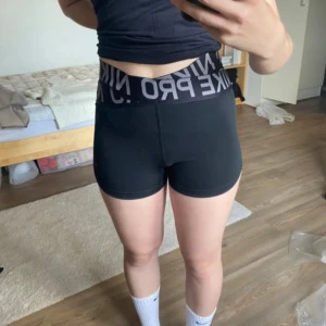 Nike Pro träningsbyxor - Stretchiga träningsshorts från Nike. Nästintill nyskick! Säljer då dessa är aningen för små för mig.