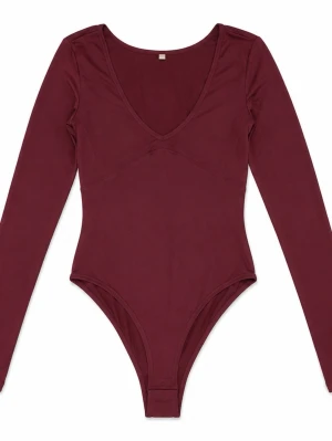 Vinröd långärmad body - Snygg vinröd body med långa ärmar och djup V-ringning. Storlek xs men passar även xxs Tillverkad i mjukt stretchigt material som sitter tight mot kroppen och ger en smickrande siluett. Perfekt att styla till både jeans och kjol för en trendig look.