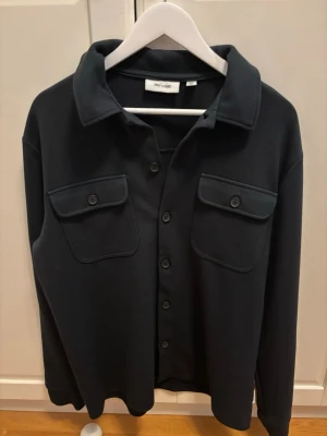 Overshirt från Only & Sons - Schysst marinblå overshirt ifrån only & sons i storlek M, den är i topp sick.priset gå att förhandla om så det är bara buda på.