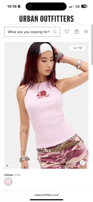 Ljusrosa ribbad linnetopp Urban Outfitters - Ljusrosa ribbad linnetopp från Urban Outfitters med  texten 'Hot Stuff' framtill. Toppen är ärmlös och har en tight passform, säljs oanvänd med lappen kvar