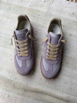 Lila Maison Margiela Gats - Säljer nu mina lila Margiela gats i storlek 43 eu. De är i nästan nyskick då de endast är använda enstaka gånger. De är köpta på NK och all lämplig dokumentation och relevanta kvitto finns tillgängligt. Jag önskar att få 2500 för dom och jag anser att det är ett väldigt rättvist pris. Tveka inte på att höra av er vid några som helst funderingar.