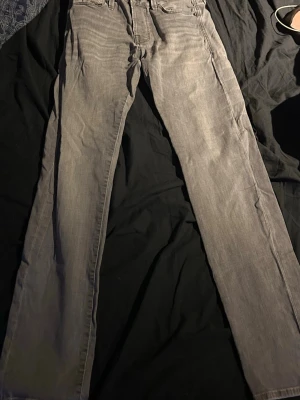 Grå raka jeans - Säljer ett par grå jeans Perfekta för en avslappnad stil. Storlek 28/30