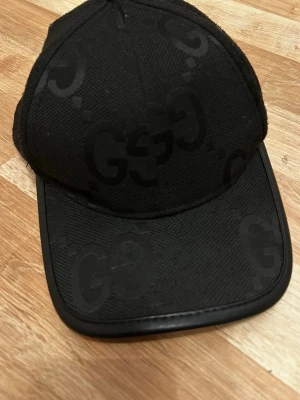 Svart keps  - Skriv till mig om ni är intresserade av att köpa kepsen, svarar gärna på era frågor. 