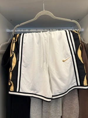 Nike shorts - Nike shorts med zip lås. Oanvända