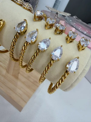 Justerbar armband  - Det mest efterfrågade armbandet finns äntligen i lager igen. Tillverkat i rostfritt stål med exklusiv 18K guldplätering. Armbandet är vattentåligt, allergivänligt och justerbart för perfekt passform. Designat för att hålla och bäras varje dag.