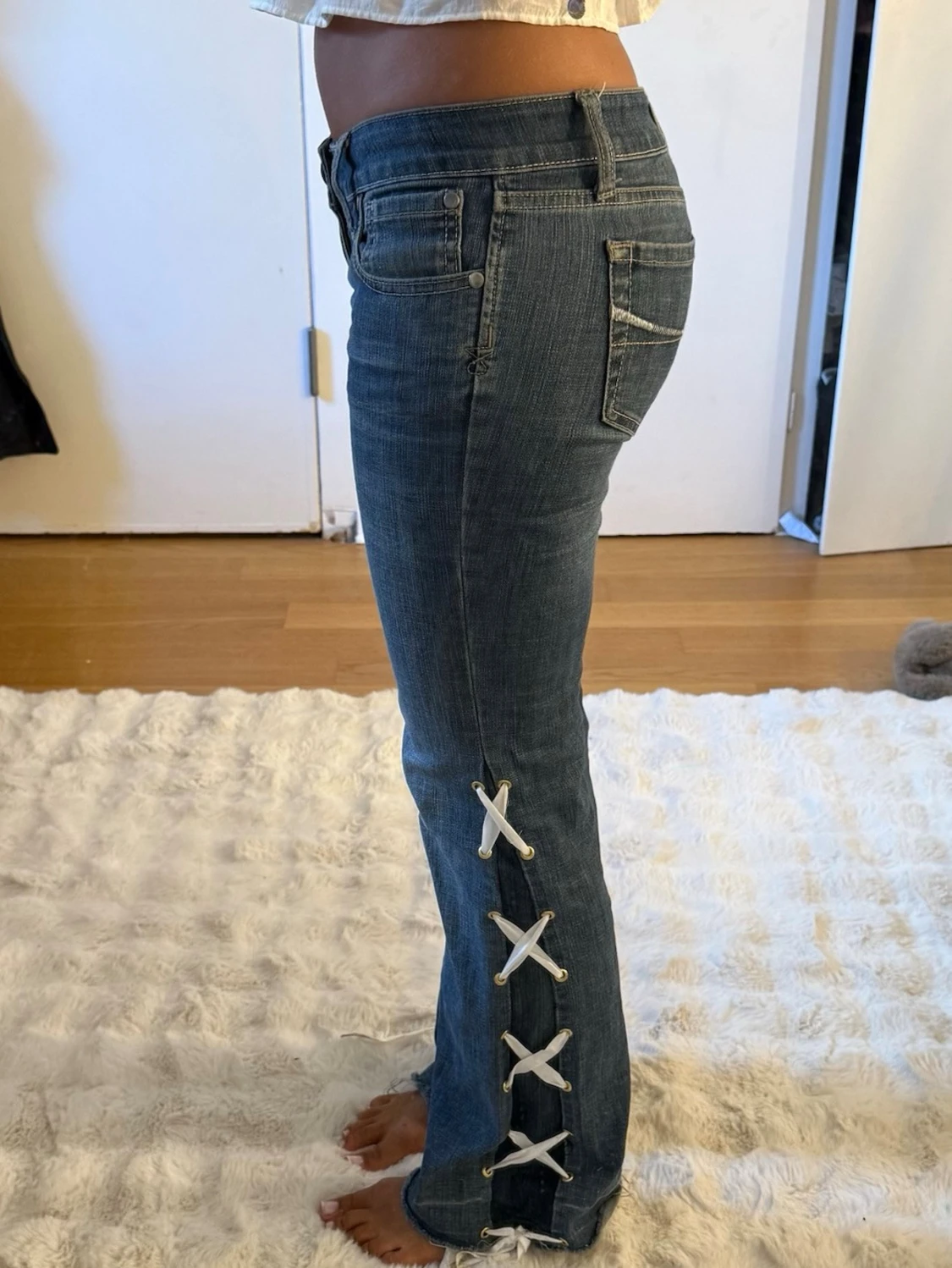 Blå jeans med snörning i sidan