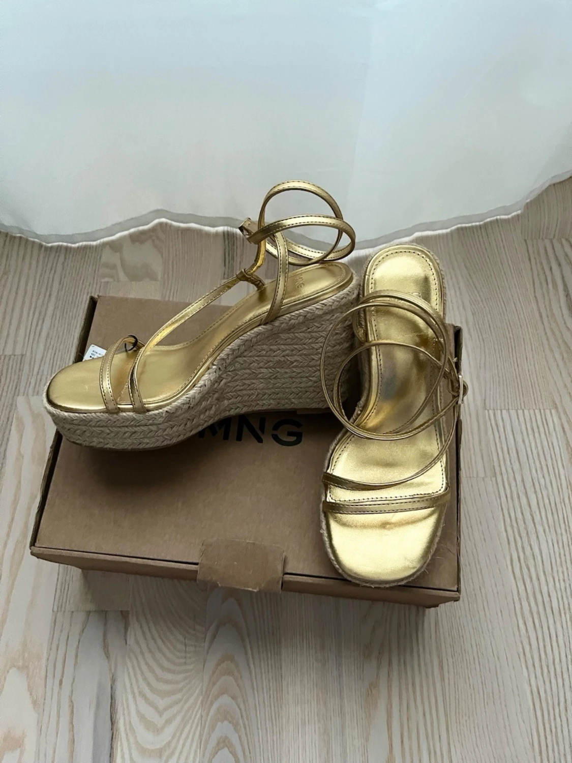 Guldiga wedge-pumps med snörning, storlek 35, 10cm, Mango