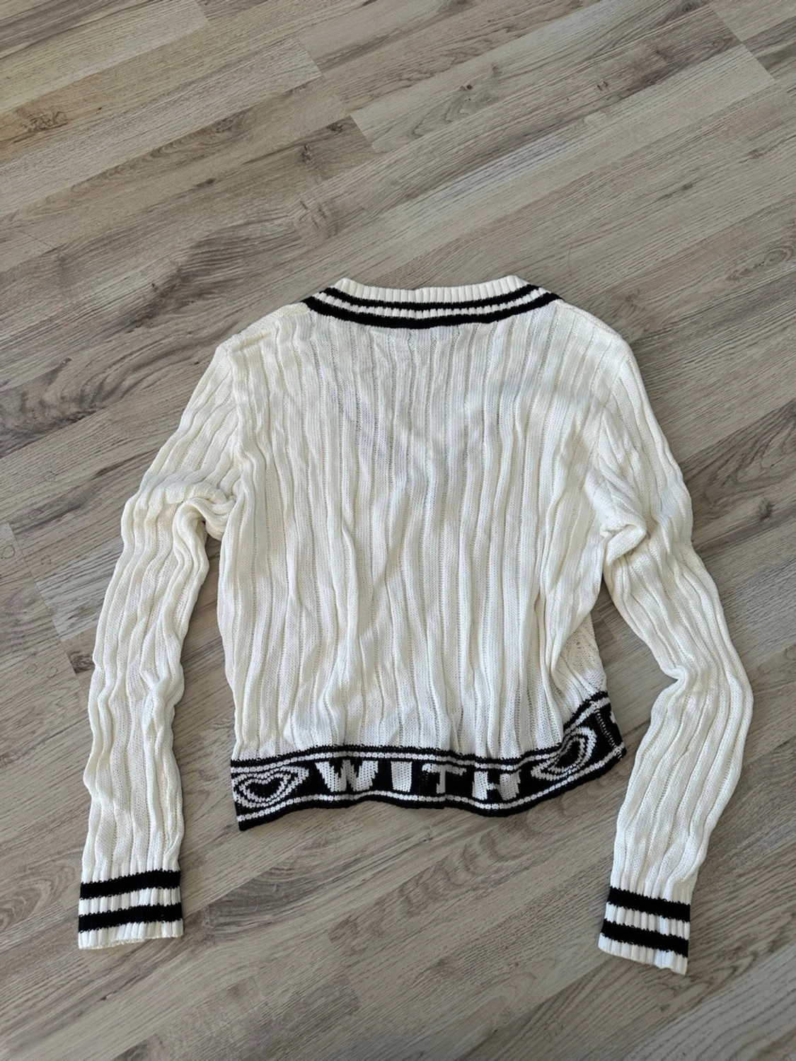 Vit stickad tröja med svarta detaljer - 4