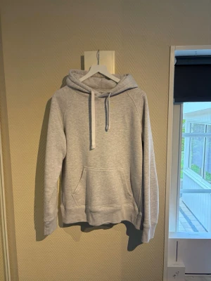 Russemerch Hoddie - Tjena! Säljer nu denna sjukt snygga hoodie från russemerch. Storlek L i princip nyskick. Enda defekten är en fläck som förmodligen går bort vid tvättning, se bild.  Priset är ej hugget i sten så hör av dig vid minsta fundering:)