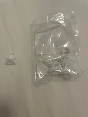 Vita små franslim hållare i plast påse - Säljer lim hållare för er som gör förlängning fransar!
