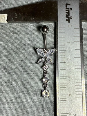 NY oanvänd Navelpiercing med hänge | Kirurgiskt stål | Fjäril och vita stenar  - 💕30% Bundle-rabatt vid köp av minst 2 artiklar. ⭐️NY oanvänd piercing i kirurgiskt stål; rostfritt och säkert för läkta piercingar.                               📏MÅTT ⭕️Stavens längd: 10mm ⭕️Stavens tjocklek: 1,6mm ⭕️Smyckets totala längd: 40mm                                                                         🤍Färger: Silver och vit                                                            💌Skickas spårbart via Plick SafePay.