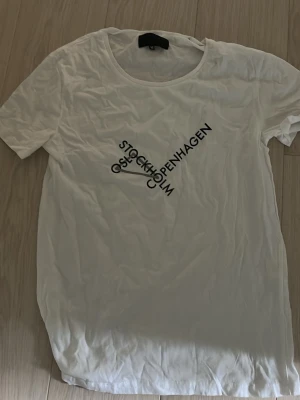 Vit t-shirt med tryck Stockholmgruppen - Snygg vit T-Shirt
