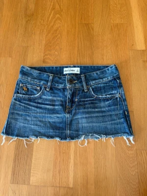 Blå jeanskjol från Abercrombie - Super snygg jeanskjol från Abercrombie. W 35cm L 26cm. Säljer då den tyvärr är för liten.