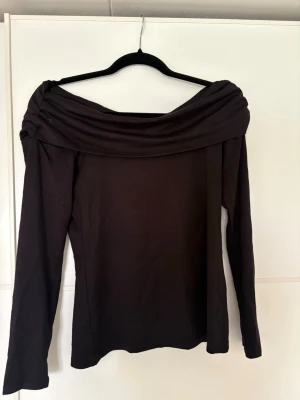Svart offshoulder topp Stockh LM Studio - Snygg svart offshoulder topp från Stockh LM Studio i mjukt material. Använd en gång då jag inte trivdes i off shoulder!