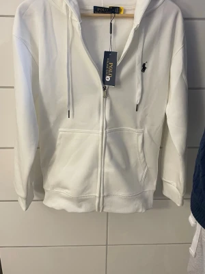 Ralph lauren zip hoodie  - Ralph lauren zip hoodie. Bilderna  är inte från nu den är inte helt ny just nu men inte många gånger den är använd där av att jag är smal och lång så tycker jag att den är lite kort men annars jättefin, inte utsliten, använd kanske 7-8 gånger den har blivit tvättad försiktigt och ordentligt, hör av er vid intresse☺️