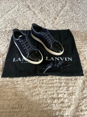 Lanvin DBB1 - Säljer nu dessa väldigt stilrena lanvins DBB1 i en marinblå färg. Skorna är i topp skick utan skador eller defekter 9/10. Storlek 42. För fler frågor eller funderingar är det bara att höra av dig