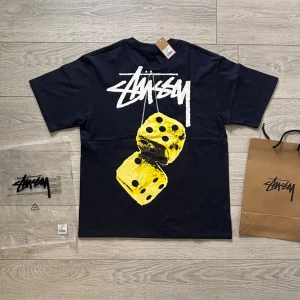 Stussy / Stüssy t-shirt - Helt ny mörkblå t-shirt från Stüssy med  vitt logotryck och tärningar på ryggen. Papperspåse och plastpåse ingår! Klassisk passform och rund hals. Perfekt för sommaren och dig som gillar streetwear. Priset går att diskutera. Kom gärna med frågor!😁