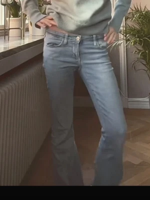Hollister jeans - Ett par ljusblå hollister jeans🧡🧡 midjemåttet är 36 men de är stretchiga, innerbenslängd ca 76!! De är i bra skick förutom att tyget vid anklarna blivit lite nedtrampat så ät lite ”trådigt” där!!! I bootcut stil🩷