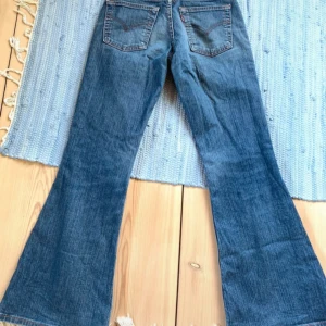 Lågmidjade bootcut Levi’s jeans  - Ursnygga lågmidjade bootcut Levi’s jeans som jag köpte second hand men tyvärr var de för små för mig🥲 står ingen storlek men sitter som en xs/ 34😊 midjemått tvärsöver:34cm, innerbenslängd:74cm🌸 lånade bilder från förra säljaren, skriv för egna bilder! 