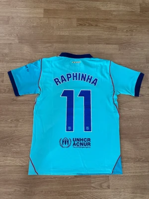FC Barcelona 26/27 3:e ställ #Raphinha 11 - En otrolig fin tredjeställ för FC Barcelonas kommande säsong 26/27 med Raphinha 11 på ryggen. Finns i storlek S och är helt ny!!