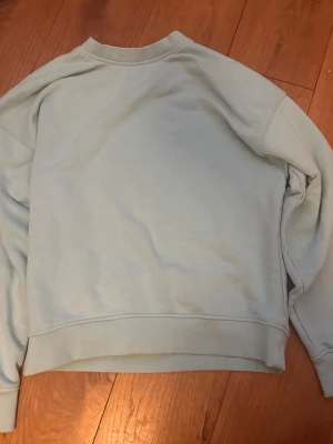 Turkos tjocktröja - Turkos tjocktröja (lite mer turkos i verkligheten än på bild) i storlek XS