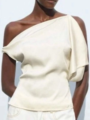 Krämvit oneshoulder topp - Otroligt Snygg krämvit topp med oneshoulder-design och asymmetrisk ärm. Helt oanvänd och ny❤️❤️❤️