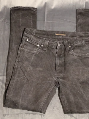 Nudie jeans  - Det här är svarta jeans från Nudie Jeans med en klassisk femficksdesign. Jeansen visar mindre tecken på slitage.  ⭐️ Skick: 7/10 (Mindre tecken på slitage) 🎲 Storlek: 30/34 🎨 Färg: Svart 📦 Snabb och noggrann frakt.                                                 Hör av dig vid funderingar mvh Melwin🙌