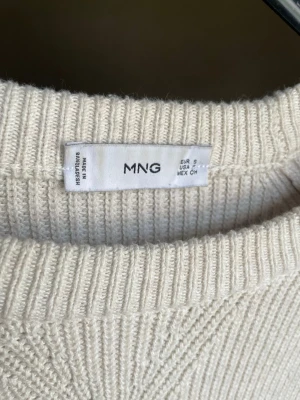 Mango Sweatshirt - En cream-färgad sweatshirt från Mango som är riktigt skön, sitter snyggt och passar till alla årstider. Stl M