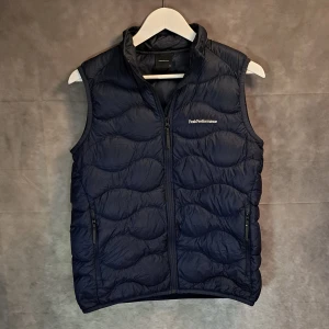 Peak Performance Väst - Stl 170/ S - Mycket fint skick, 8,7/10 | Stl: 170cm | Rekommderar att vara runt 170cm för att den ska sitta fint | Hör av dig vid frågor | Mvh Galgen ✌️