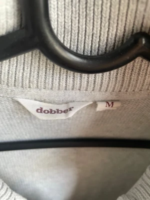 Dobber Halfzip - En snygg och skön halfzip från Dobber i storlek M. Sitter väldigt bra, skönt material och inga fläckar.