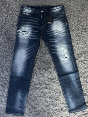 Blå Dsquared2 jeans - Blå Dsquared2 i storlek 34. 