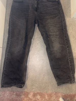 jim big skate jeans dice dept 9 - Säljer ett par limited edition mörk-gråa baggy jeans med coolt tryck på bakfickorna – ena med texten 'Dice Dept' och andra med tärningar. använda fåtal gången med små defekter, köpte dom för 1200:- så tycker därav 900:- är rimligt