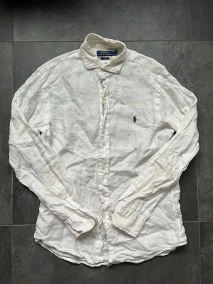 Ralph lauren linneskjorta  - Tjena, säljer nu denna riktigt snygga och populära Ralph lauren linne skjortan, den är i bra skick men finns några gula fläckar, hör av er vid frågor och funderingar🙌🤝 