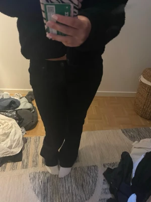 Svarta LTB jeans  - Säljer ett par svarta jeans från LTB med rak passform och klassisk femficksdesign. Jeansen har bälteshällor och knappgylf. Perfekta till en avslappnad stil och funkar året runt.