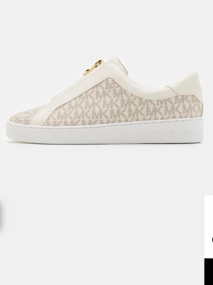Beige sneakers från Michael Kors - Stilrena sneakers i beige och vitt från Michael Kors med MK-logga över hela skon. Skon har en låg silhuett, vit sula och guldfärgade detaljer vid snörningen. Tillverkad i textil och syntetmaterial för en modern look.
