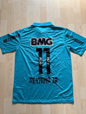 #11 Neymar Jr Santos FC Tredje Kit 2012/13 - Stilren fotbollströja i helt nytt skick. Tröjan är inte använd en endaste sekund.
