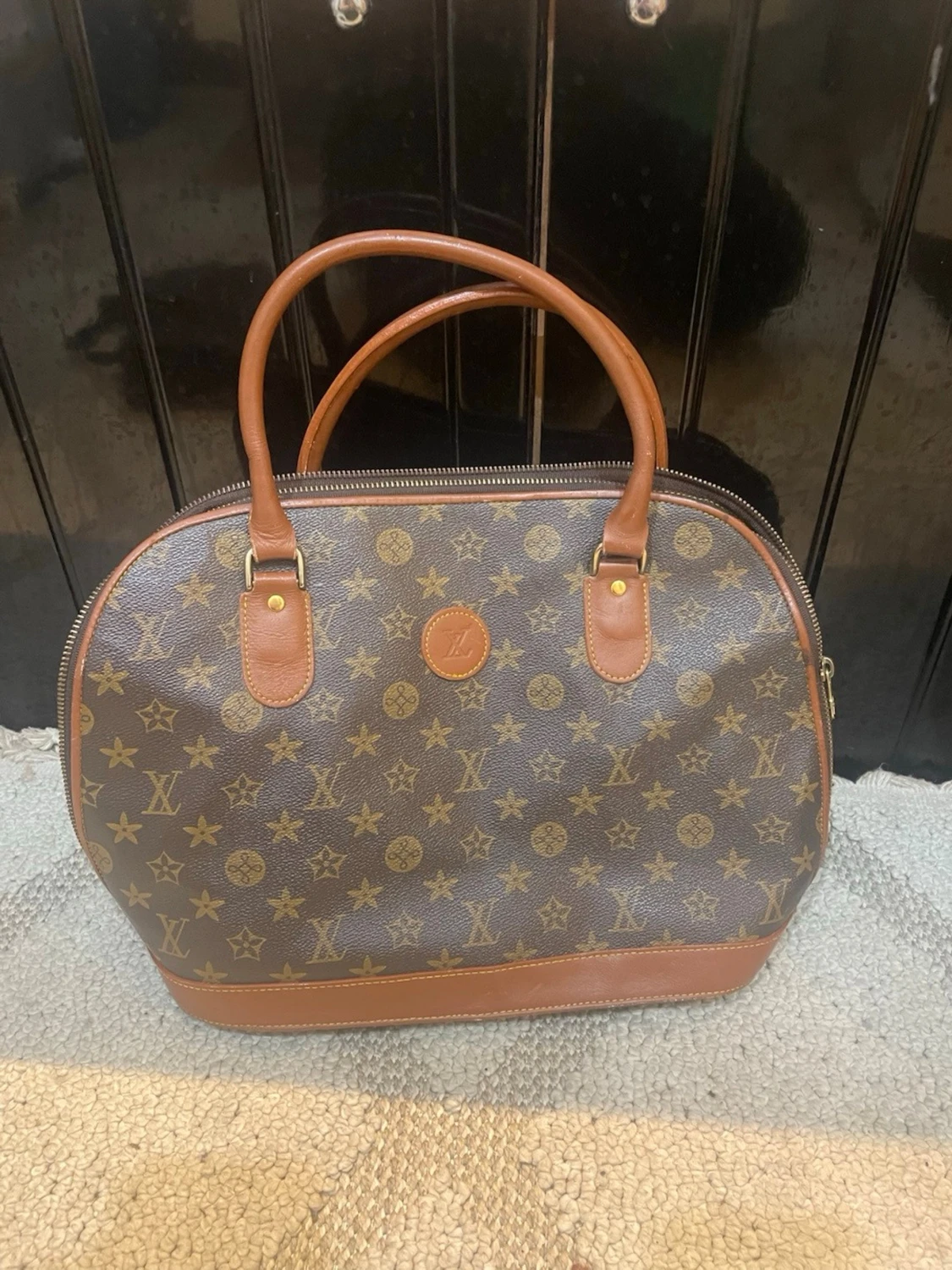 Brun handväska med monogrammönster
