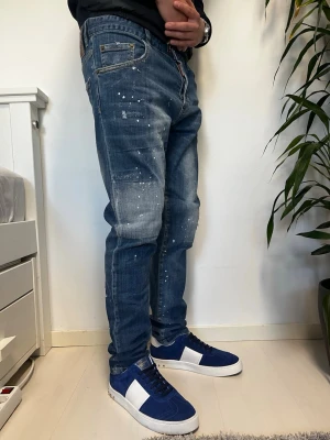 Dsquared jeans - Säljer ett par riktigt feta Dsquared jeans i storlek 48 (inte W48 utan Dsquared storlek 48)! Jeansen är mycket bra skick och har snygga slitningar. Modellen är 175cm men jeansen passar både längre och kortare storlek än så! Skriv vid frågor eller funderingar!🙌✅