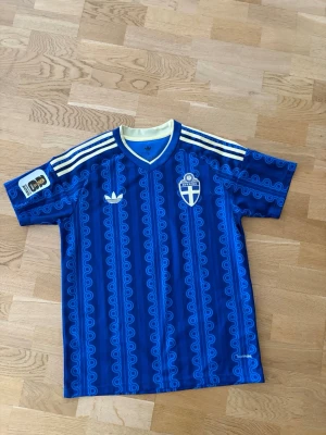 Sveriges VM borta tröja 2026  - Sveriges VM bortatröja i storlek M 🇸🇪 Använd endast en gång – i princip som ny!  Riktigt snygg blå design och skön passform. Perfekt för match eller vardag.  Ni som har XS eller S, ta en eller två storlekar större pågrund av att tröjan är små i storleken.
