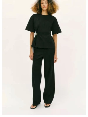 Zara Svart topp med gulddetalj - Storlek M, helt ny med prislapp kvar på! Kunde ej göra en retur så säljer den här🥰